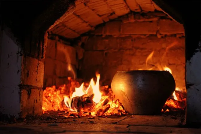Приготовление пищи в чугунке на углях