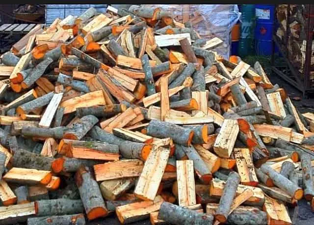 Ольховые дрова – отличное решение для отопления дома. Их сложно спутать с другими благодаря необычной расцветке древесины.