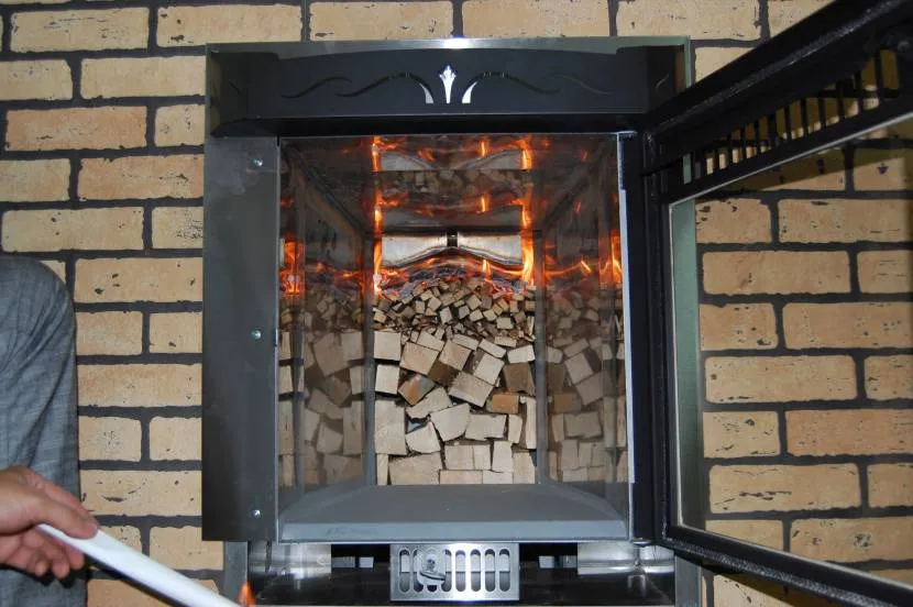 Укладка дров в пиролизную печь